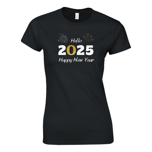 Klassisches T-Tailliertes Damen Kurzarm T-Shirt mit Print für den Jahreswechsel – Hello 2025 - Happy New Year mit gold schwarz weiß - in großen GrößenShirt mit Rundhalsausschnitt für Damen | Gildan® 64000L Schwarz -