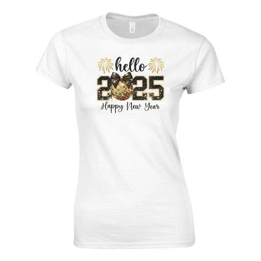 Tailliertes Damen Kurzarm T-Shirt mit Print für den Jahreswechsel – Hello Happy New Year 2025 mit Feuerwerk – gold schwarz weiß - auch in großen Größen -