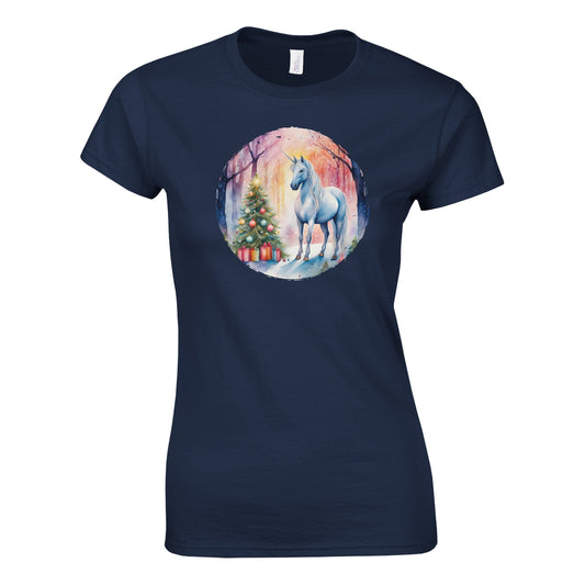 Tailliertes Damen Kurzarm T-Shirt mit Print - Christbaum mit Geschenke und Einhorn im Winterwald - Weihnachten und Winter – viele Farben und große Größen - Marine