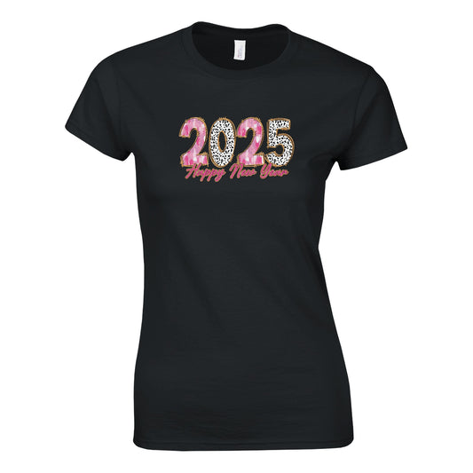 Tailliertes Damen Kurzarm T-Shirt mit Leo Print für den Jahreswechsel – Happy New Year 2025 – pink schwarz weiß - auch in großen Größen - Schwarz