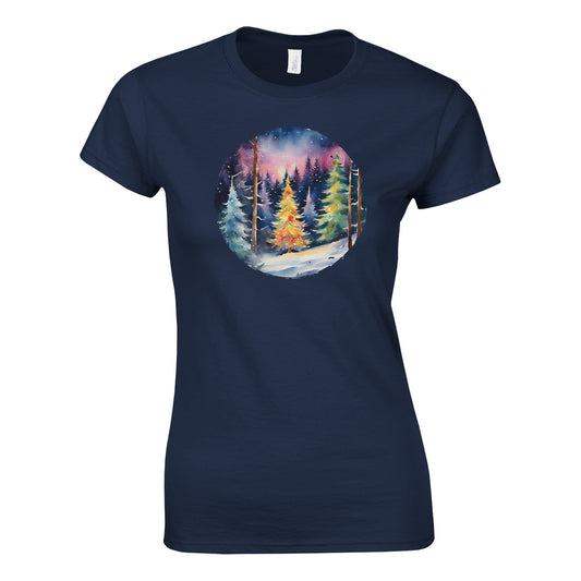 Tailliertes Damen Kurzarm T-Shirt mit Print - Christbaum im Winterwald - Weihnachten und Winter – viele Farben und große Größen -